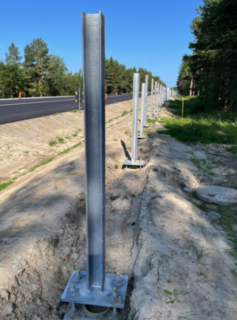 bullerplank stolpar längs väg